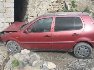 Freni Boşalan Otomobil Az Daha Eve Giriyordu