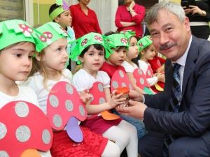 Saruhanlı’da Anaokulu Öğrencilerine Çikolatalı Üzüm Dağıtıldı