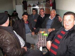 Kahvehanelerde Müşterilere Kandil Keki İkramı