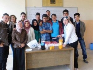 Lise Öğrencileri Peygamberimizin Doğum Gününü Pasta Keserek Kutladı