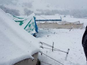 Kar Yağışı Yaylacıları Mahsur Bıraktı