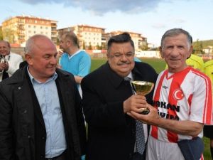 Geleneksel Hale Gelen Şöhretler Karması Sahaya İndi