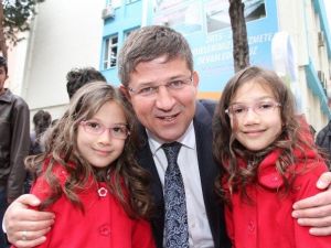 Denizli’de Çocuklara 5 Bin Uçurtma Hediye Edildi