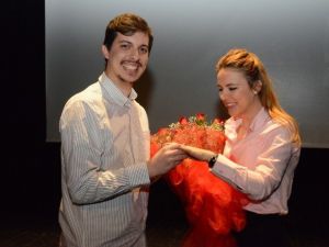 Tiyatro Sahnesinde Sürpriz Evlilik Teklifi