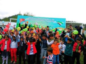 AK Partili Gençler Çocukları Sevindirdi