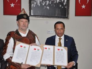 Başkanlar Kardeş Şehir Protokolünü İmzaladı