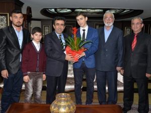 Cımbızlar Camii Dernek Yönetimi Vali Güzeloğlu’nu Ziyaret Etti