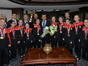 Yıldızlar Bayan Futsal Türkiye Şampiyonları Vali Güzeloğlu’nu Ziyaret Etti