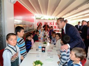 Çocuklar Başkan Sözlü İle Kebap Yedi