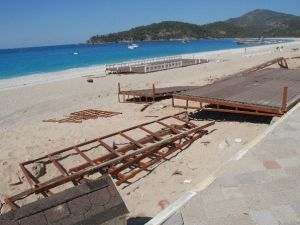 Ölüdeniz’de Kumsala Yapılan Platform Kaldırıldı