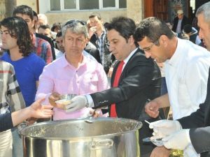 Aesob, Cuma Namazı Çıkışında Cemaate Helva İkram Etti