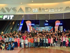 Jandarma Çocukları Sinemaya Götürdü