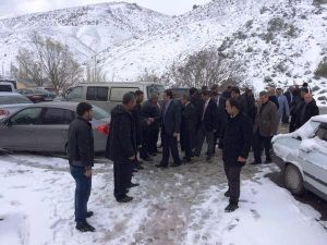 AK Parti Konvoyu Kara Takıldı