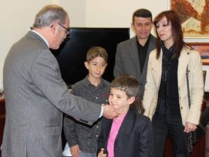 Bayrağı Öpen Çocuktan Büyükerşen’e Ziyaret