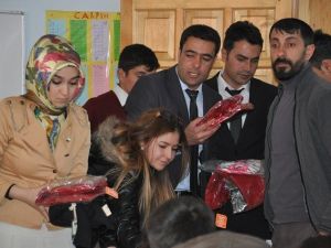 Öğretmenler Köy Okulunu Boyatıp Öğrencilere Hediyeler Verdi