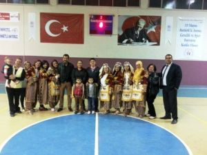 Veliler Çocuklarıyla Aynı Sahneyi Paylaştı