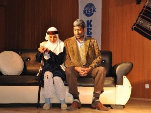 Derik’te ’Mala Extiyaran’ Adlı Kürtçe Tiyatro Sahnelendi