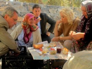 CHP Adayı Çalıkuşu, Gazipaşa Çiftçisinin Sofrasına Konuk Oldu