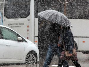 Erzurum’da Kar Yağışı Vatandaşları Şemsiyelendirdi