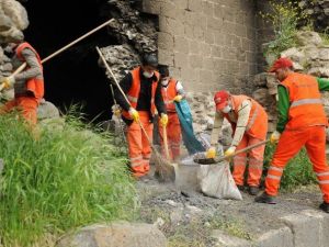 Diyarbakır’da Surlar Ve Çevresi Temizleniyor