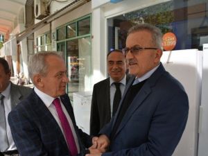 Esnaf, MHP’li Coşkun’u Çiçeklerle Karşıladı