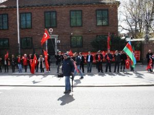 Stockholm’de Türkler Ermenileri Büyükelçiliğe Yaklaştırmadı