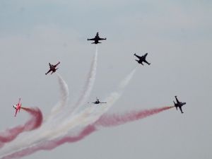 Türk Yıldızları’ndan Nefes Kesen Gösteri