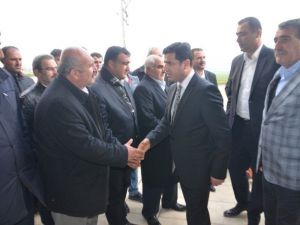 Selahattin Demirtaş, AK Parti’li Eski Milletvekiline Taziye Ziyaretinde Bulundu