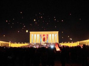 Anıtkabir “1915” Dilek Feneri İle Aydınlandı