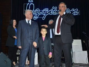 Bayrağı Öpen Çocuk: “Bayrağımızı Yakmayalım, Öpelim”