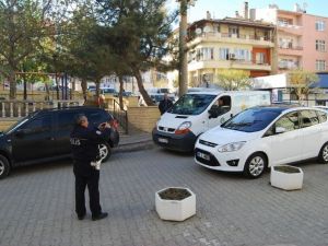 Yol Ortasına Bırakılan Araç Trafiği Karıştırdı