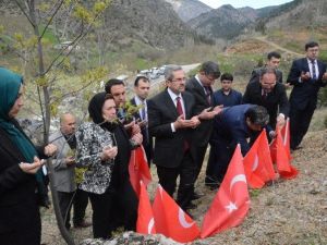 AK Partili Adaylar, Ermenilerin Katlettiği 80 Şehidi Mezarları Başında Andı