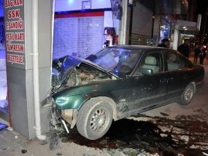 Otomobil Gözlükçü Dükkanına Girdi: 1 Yaralı