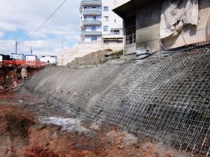 Yıkılan Duvarın Yenisi Yapılıyor