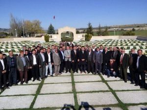 AK Parti’li Adaylar Dumlupınar Şehitliği’ni Ziyaret Etti