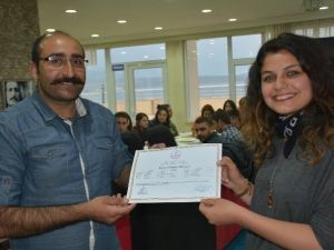 Tatvan’da Fotoğrafçılık Kursiyerleri Sertifikalarını Aldılar