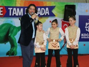 Sunucu Burak Sezen Çocuklarla Buluştu