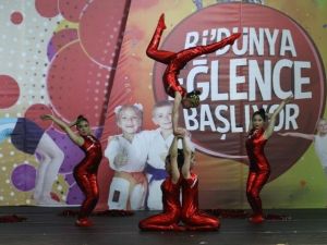 Çinli Akrobatlar Büyüledi