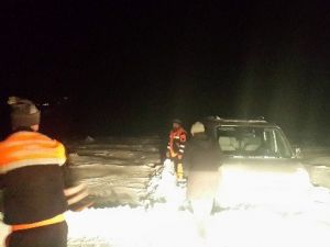Dağda Mahsur Kalan 2 Kişi, 6.5 Saatlik Çalışmayla Kurtarıldı