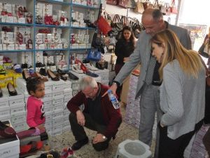 Yırtık Ayakkabıyla Törene Katılan Minik Tuğçe’ye Kaymakam Soytürk Sahip Çıktı