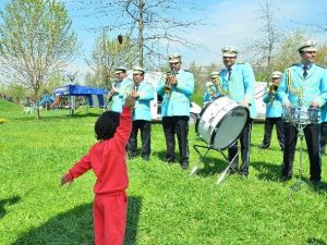 3 Yaşındaki Koro Şefi 23 Nisan Çocuklarını Eğlendirdi