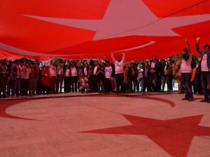 AK Gençlik’ten Bayrak Yürüyüşü