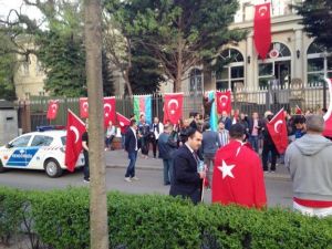 Budapeşte’de Türk Vatandaşları Ermeniler’in Eylemi İçin TEK Vücut Oldu