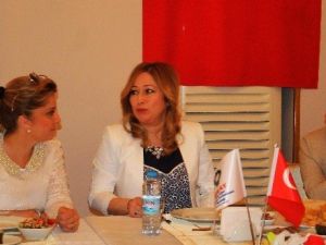 Polis Eşlerinden 81 Öğrenciye Burs