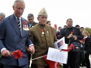 Prens Charles, Dünyanın En Yaşlı Çanakkale Gazisinin Heykeline Karanfil Bıraktı