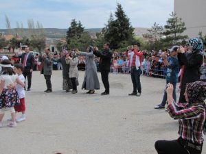 Öğrenci Velilerinin Bayram Fotoğrafı Çekme Telaşı Seyircileri Kızdırdı