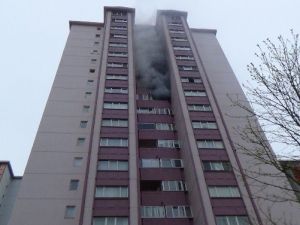 Gaz Kaçağını Çakmakla Kontrol Etti, Evi Havaya Uçurdu: 2 Yaralı