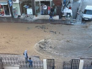 Ana Su Borusu Patladı, Caddeyi Su Bastı