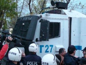 Kadıköy’de Yasadışı Pankart Açan Gruba Polis Müdahale Etti