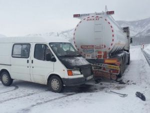 Kelkit’te Minibüs Akaryakıt Tankerine Çarptı: 3 Yaralı